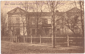 Fot. C. Dobrzelewski. Budynek oddano do użytku w 1884 r. Do 1905 r. mieściła się tam Szkoła Realna, później do 1916 r. Szkoła Handlowa. W okresie 1916–1931 Szkoła Realna, a w latach 1931–1939 Gimnazjum Towarzystwa „Oświata”. 