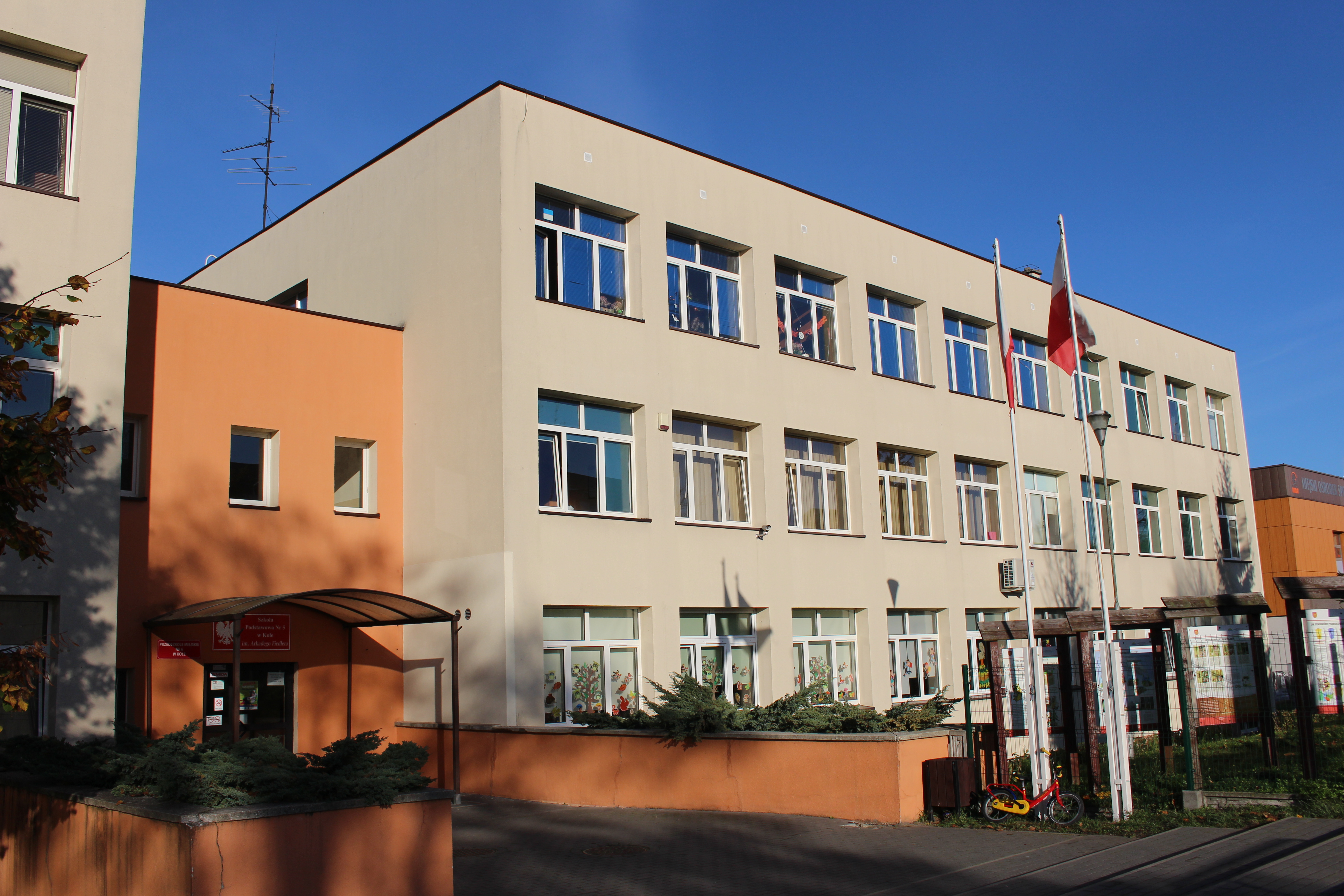 Zdjęcie przedstawia budynek Przedszkola Miejskiego Nr 6 od strony frontalnej.