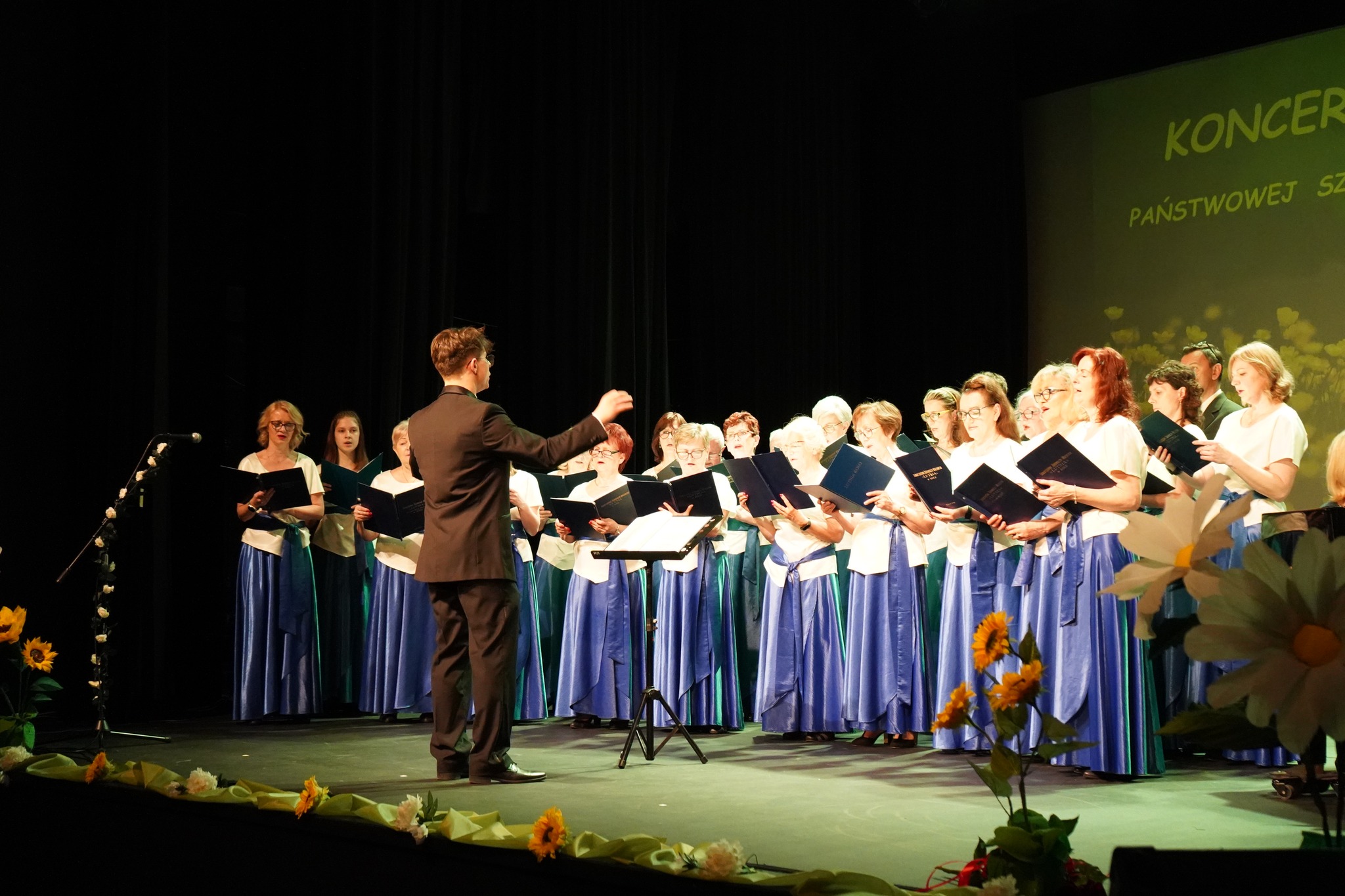 Chór Towarzystwa Śpiewaczo-Muzycznego „Lutnia” w Kole na scenie Miejskiego Domu Kultury w Kole