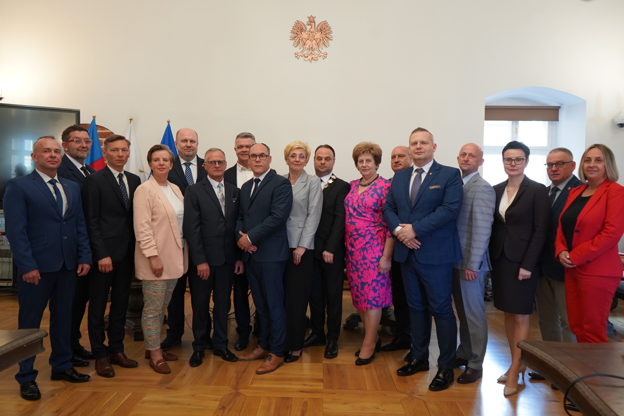 Radni Rady Miejskiej Koła IX kadencji w sali sesyjnej Ratusza wraz z Burmistrzem i Sekretarzem