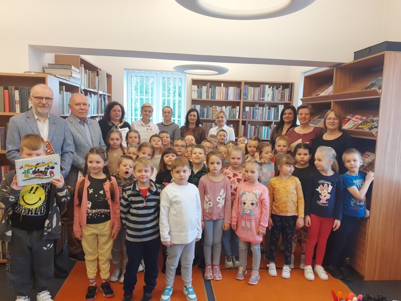 Grupowe zdjęcie uczestników głośnego czytania w Powiatowej i Miejskiej Bibliotece Publicznej w Kole