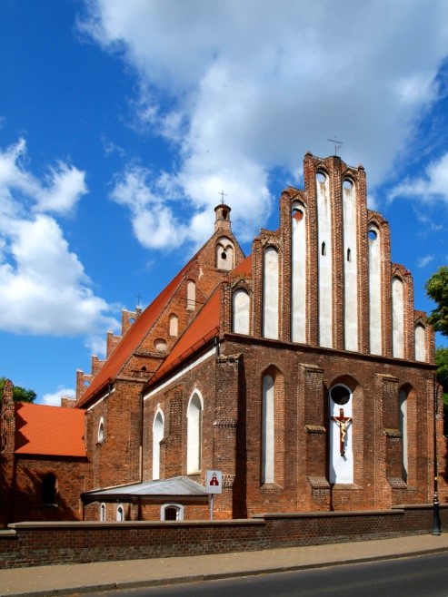 Kolska Fara. Widok na prezbiterium.  Po lewej stronie kaplica NMP.