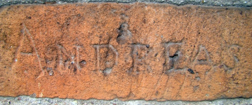 Renesansowy napis „ANDREAS” na murach kolskiej Fary (XVI w.).
