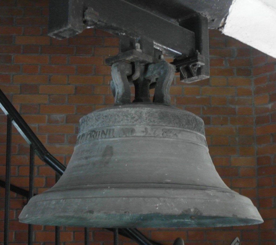 Zabytkowy dzwon znajdujący się w ratuszowej wieży.