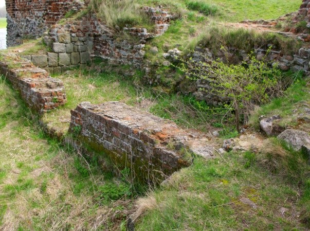 Pozostałości wieży mieszkalnej, która stanowiła pierwszą fazę budowy zamku