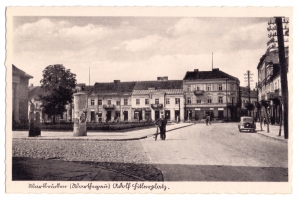 Nakł. Wydawnictwa Fotograficznego Hannsa Kanngiessera z Łodzi. A. J. Ostrowski, Łódź–Zarząd Komisaryczny A. Hahn. Lata 1940–1945. Ze zbiorów Muzeum Technik Ceramicznych w Kole.