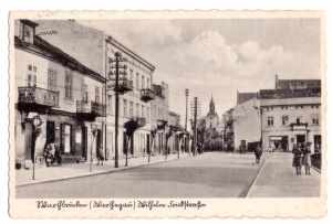 Widok na obecną ulicę Mickiewicza. Nakł. Wydawnictwa Fotograficznego Hannsa Kanngiessera z Łodzi. Data koresp. 24.07.1942 r. Ze zbiorów Muzeum Technik Ceramicznych w Kole.