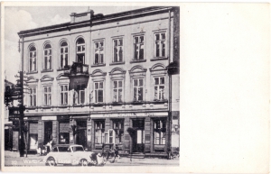 Hotel „Deutsches Haus”. Zakład Fot. N. Fufajew. Lata 1940–1945. Ze zbiorów Muzeum Technik Ceramicznych w Kole.
