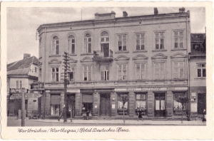 Hotel „Deutsches Haus”. Nakł. Wydawnictwa Fotograficznego Hannsa Kanngiessera z Łodzi. Data koresp. 22.10.1942 r. Ze zbiorów Muzeum Technik Ceramicznych w Kole.