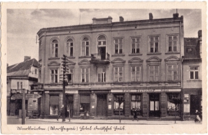 Hotel ,,Deutsches Haus”. Nakł. Wydawnictwa Fotograficznego Hannsa Kanngiessera z Łodzi. A. J. Ostrowski, Łódź–Zarząd Komisaryczny A. Hahn. Data koresp. 01.10.1942 r. Ze zbiorów Muzeum Technik Ceramicznych w Kole.