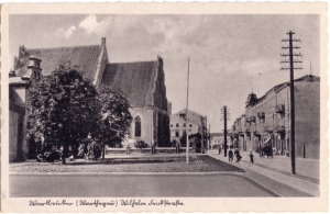 Widok na Farę i obecną ulicę Mickiewicza. Nakł. Wydawnictwa Fotograficznego Hannsa Kanngiessera z Łodzi. Lata 1940–1945. Ze zbiorów Pana Krzysztofa Szymańskiego.