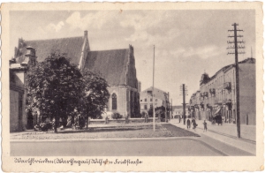 Widok na Farę i obecną ulicę Mickiewicza. Nakł. Wydawnictwa Fotograficznego Hannsa Kanngiessera z Łodzi. Lata 1940–1945. Ze zbiorów Pana Krzysztofa Szymańskiego.