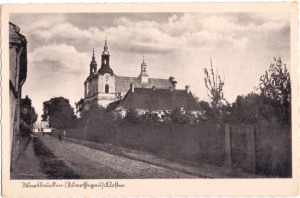 Nakł. Wydawnictwa Fotograficznego Hannsa Kanngiessera z Łodzi. A. J. Ostrowski, Łódź–Zarząd Komisaryczny A. Hahn. Lata 1940–1945. Ze zbiorów Muzeum Technik Ceramicznych w Kole.