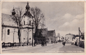 Widok na kościół klasztorny OO. Bernardynów i obecną ulicę Mickiewicza. Nakł. Domu Towarowego „Mara”. Właściciel M. Czeskloba. Koło, ul. Toruńska 17. Druk Wydawnictwo Korr w Szwalbach k. Frankfurtu n. Menem. Data koresp. 14.06.1944 r. Ze zbiorów MTC 