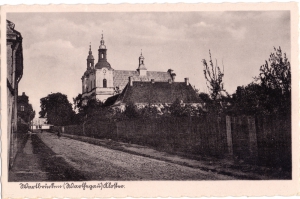 Nakł. Wydawnictwa Fotograficznego Hannsa Kanngiessera z Łodzi. A. J. Ostrowski, Łódź–Zarząd Komisaryczny A. Hahn. Lata 1940–1945. Ze zbiorów Muzeum Technik Ceramicznych w Kole.