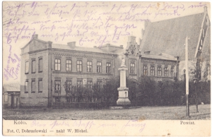 Siedziba Powiatu (obecnie Urząd Miejski). Fot. C. Dobrzelewski. Nakł. W. Michel. Wydana przed 1914 r. Ze zbiorów Muzeum Technik Ceramicznych w Kole.