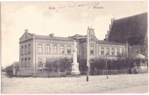 Siedziba Powiatu (obecnie Urząd Miejski). Fot. Izajasz Baumann. Zagórów. Lata 1914–1918. Ze zbiorów Muzeum Technik Ceramicznych w Kole.