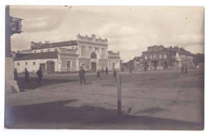 Budynek teatru (później kino). Wydawca nieznany. Do 1939 r. Ze zbiorów Muzeum Technik Ceramicznych w Kole.