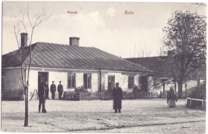 Budynek poczty. Adresowana w 1914 r. Ze zbiorów Muzeum Technik Ceramicznych w Kole.