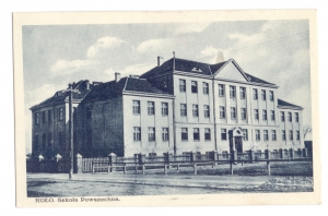 Budynek obecnej Szkoły Podstawowej nr 3. Wyd. M. S. Nasielski, Koło. Fot. A. Stupay. Lata 1924–1939. Ze zbiorów Muzeum Technik Ceramicznych w Kole.