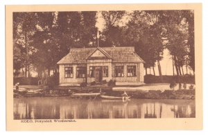 Przystań wioślarska. Wyd. F. Bierzwiński. Fot. A. Stupay. Lata 1918–1939. Ze zbiorów Muzeum Technik Ceramicznych w Kole.