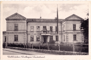 Budynek oddano do użytku w 1884 r. Do 1905 r. mieściła się tam Szkoła Realna, później do 1916 r. Szkoła Handlowa. W okresie 1916–1931 Szkoła Realna, a w latach 1931–1939 Gimnazjum Towarzystwa „Oświata”. 