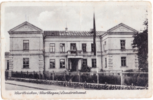 Budynek oddano do użytku w 1884 r. Do 1905 r. mieściła się tam Szkoła Realna, później do 1916 r. Szkoła Handlowa. W okresie 1916–1931 Szkoła Realna, a w latach 1931–1939 Gimnazjum Towarzystwa „Oświata”. 