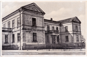 Budynek oddano do użytku w 1884 r. Do 1905 r. mieściła się tam Szkoła Realna, później do 1916 r. Szkoła Handlowa. W okresie 1916–1931 Szkoła Realna, a w latach 1931–1939 Gimnazjum Towarzystwa „Oświata”.