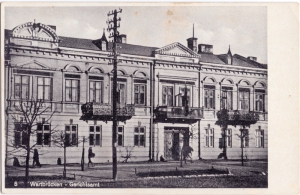 W okresie okupacji hitlerowskiej budynek sądu (obecnie siedziba Policji obok Państw. Szkoły Muz.). Zakład Fot. N. Fufajew, Koło. Lata 1940–1945. Ze zbiorów Muzeum Technik Ceramicznych w Kole.