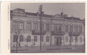 W okresie okupacji hitlerowskiej budynek sądu (obecnie siedziba Policji obok Państw. Szkoły Muz.). Wydawca nieznany. Lata 1940–1945. Ze zbiorów Muzeum Technik Ceramicznych w Kole.