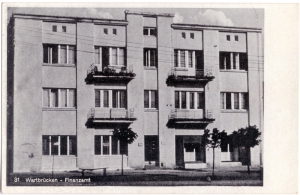 W okresie okupacji hitlerowskiej siedziba Urzędu Finansowego (obecnie budynek Kom. Pow. Policji). Zakład Fot. N. Fufajew, Koło. Lata 1940–1945. Ze zbiorów Muzeum Technik Ceramicznych w Kole.