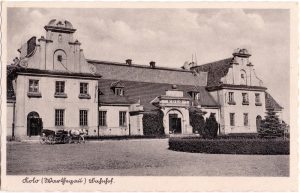 Dworzec kolejowy. Nakł. Wydawnictwa Fotografi cznego Hannsa Kanngiessera z Łodzi. Data koresp. 10.07.1941 r. Ze zbiorów Muzeum Technik Ceramicznych w Kole.