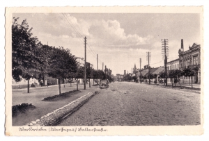 Ulica Sienkiewicza. Nakł. Wydawnictwa Fotograficznego Hannsa Kanngiessera z Łodzi. A. J. Ostrowski, Łódź–Zarząd Komisaryczny A. Hahn. Data koresp. 19.08.1942 r. Ze zbiorów Muzeum Technik Ceramicznych w Kole.