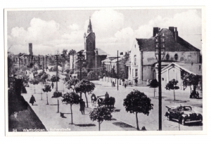 Ulica Sienkiewicza. Zakład Fot. N. Fufajew, Koło. Lata 1940–1945. Ze zbiorów Muzeum Technik Ceramicznych w Kole.