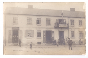 „Cesarski urząd budowlany”. Okres I Wojny Światowej 1914-1918, Koło, Stary Rynek. Ze zbiorów Muzeum Technik Ceramicznych w Kole.