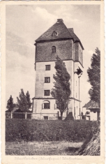 Wieża ciśnień. Nakł. Wydawnictwa Fotograficznego Hannsa Kanngiessera z Łodzi. Lata 1940–1945. Ze zbiorów Muzeum Technik Ceramicznych w Kole.