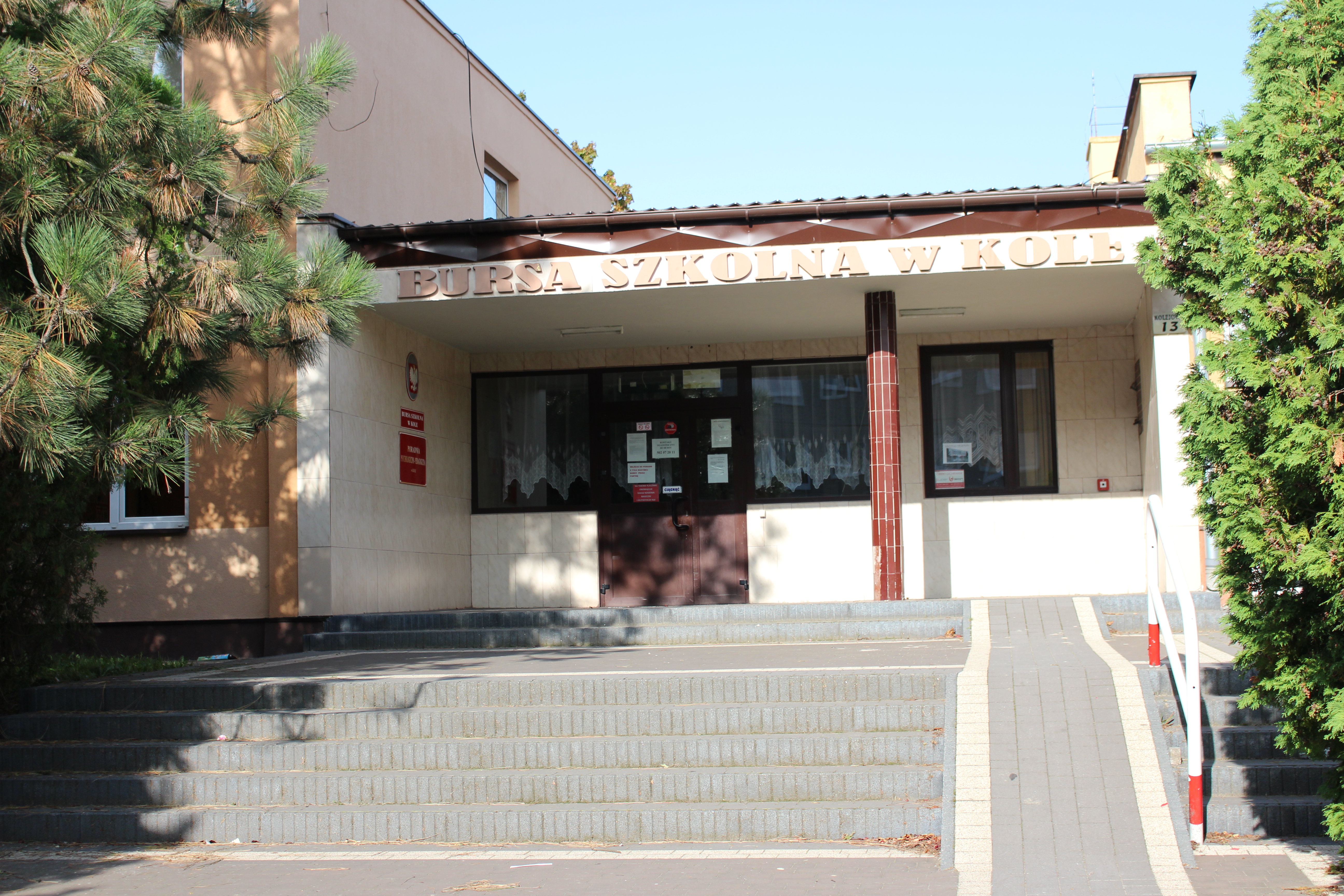 Zdjęcie przedstawia wejście do budynku bursy szkolnej.