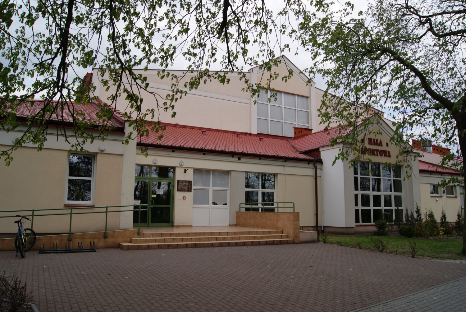 Zdjęcie przedstawia budynek MOSiR-u w Kole.