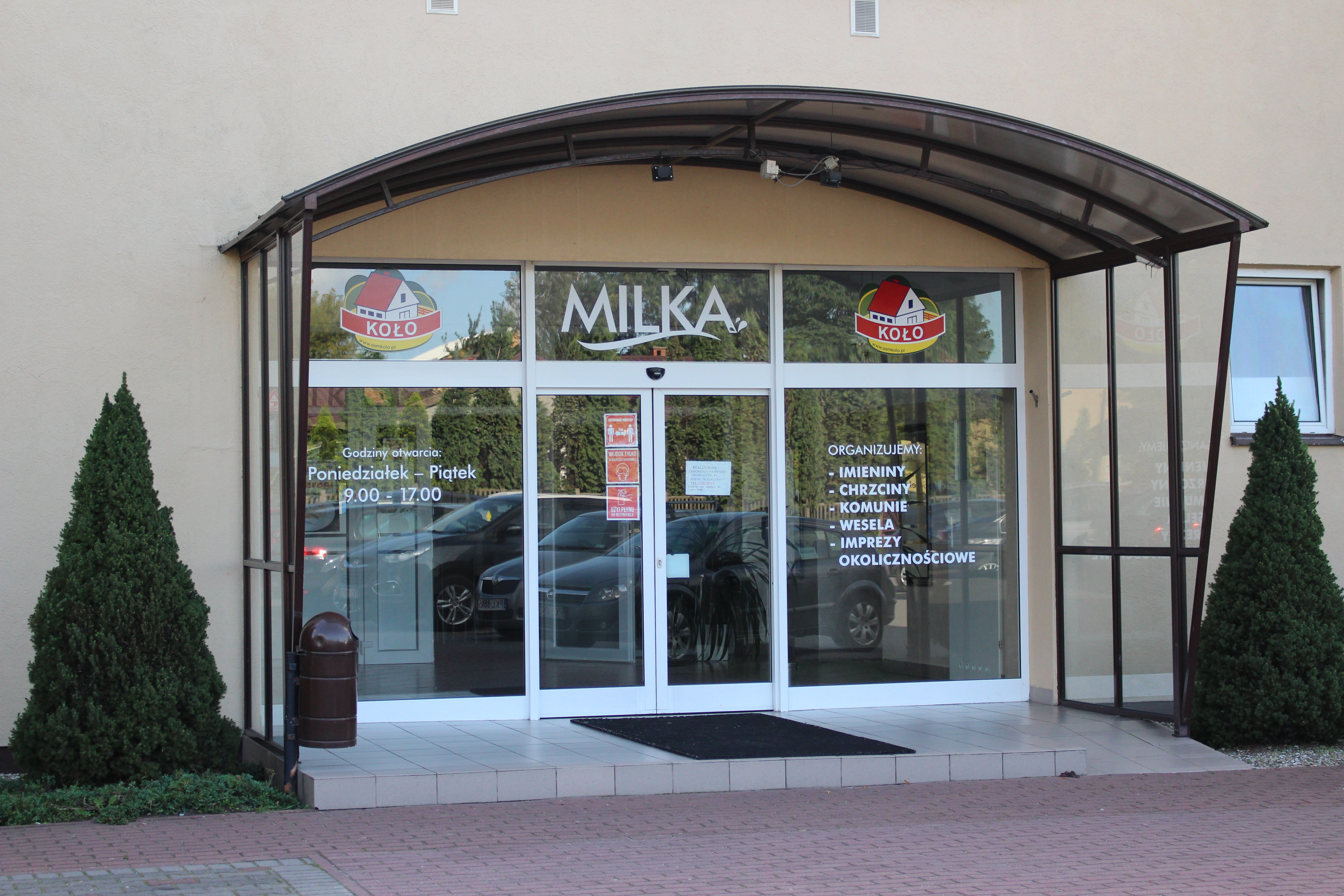 Zdjęcie przedstawia wejście do budynku restauracji MILKA.