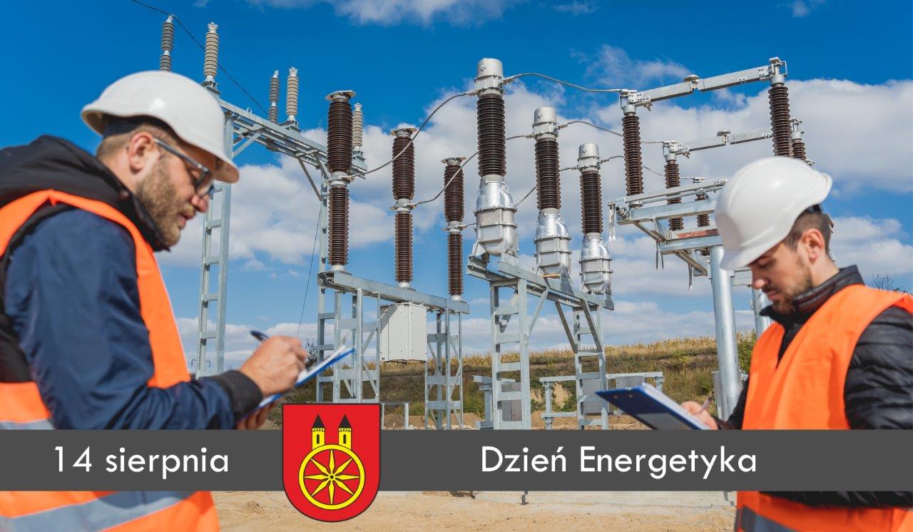 Zdjęcie przedstawia dwóch pracowników w kaskach i pomarańczowych kamizelkach na tle stacji elektroenergetycznej, z napisem 14 sierpnia – Dzień Energetyka.
