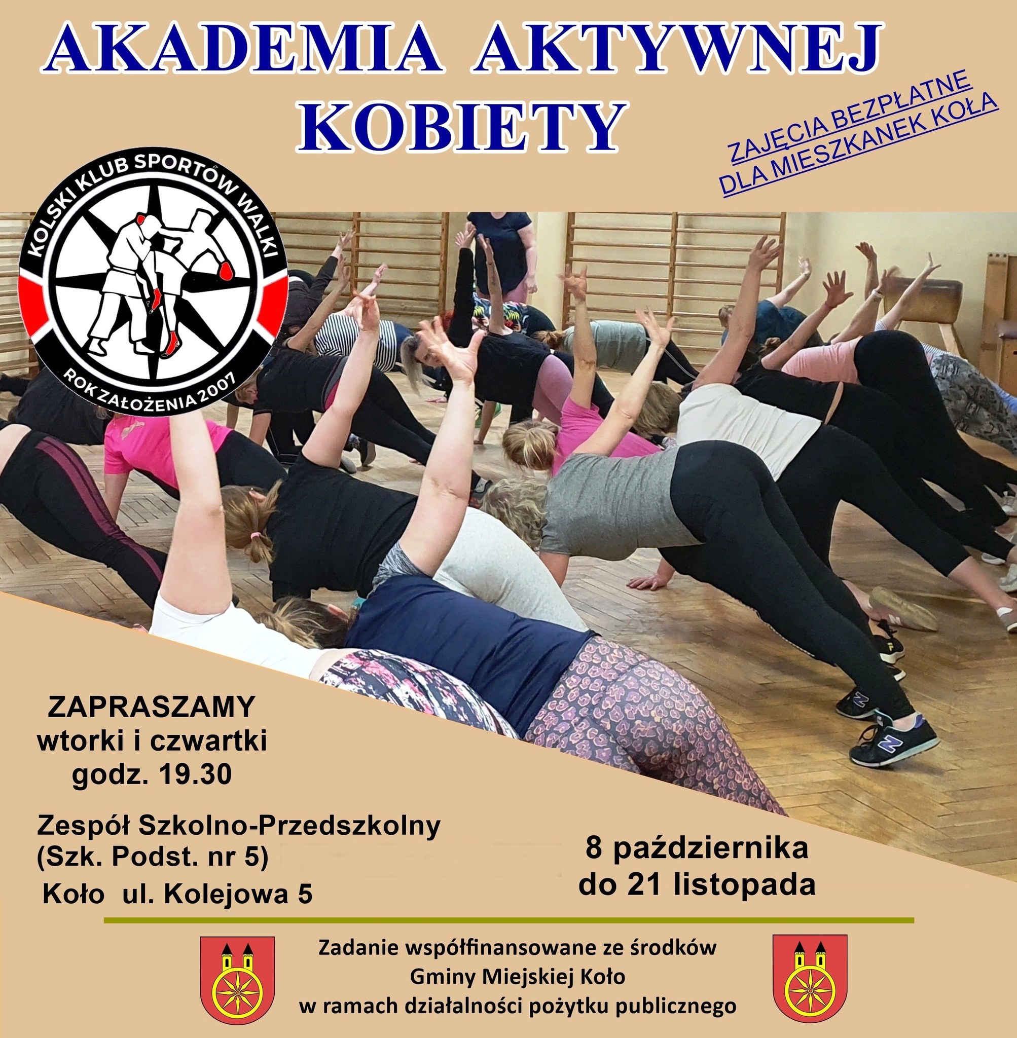 Plakat informujący o bezpłatnych zajęciach dla mieszkanek Koła w ramach Akademii Aktywnej Kobiety. Na plakacie widać ćwiczące kobiety w sali gimnastycznej, w lewym górnym rogu logotyp organizatora zajęć, na dole dwa herby miasta Koła