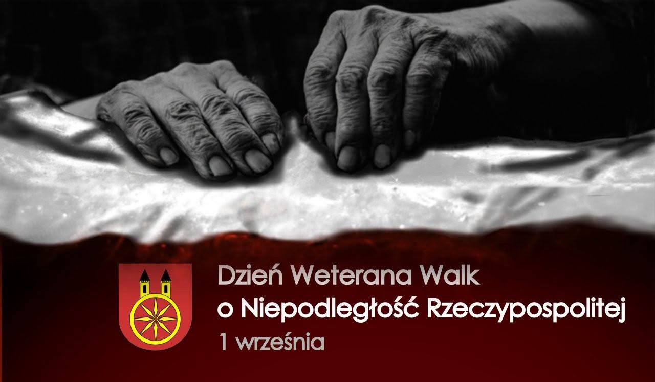 Czarno-biała fotografia dłoni starszego człowieka wspartych na biało-czerwonej fladze. Na dole herb Koła oraz napis: Dzień Weterana Walk o Niepodległość Rzeczypospolitej, 1 września.