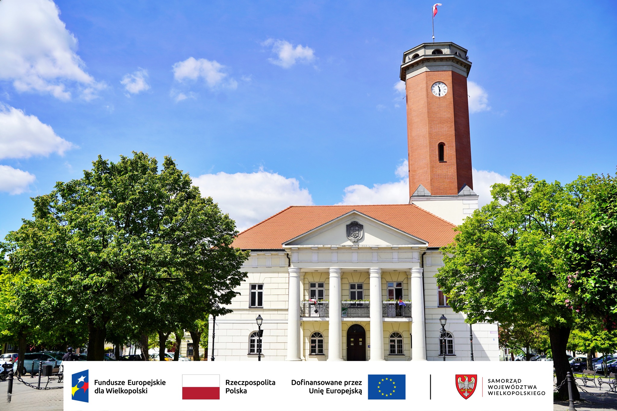 Ratusz w Kole i loga partnerów projektu