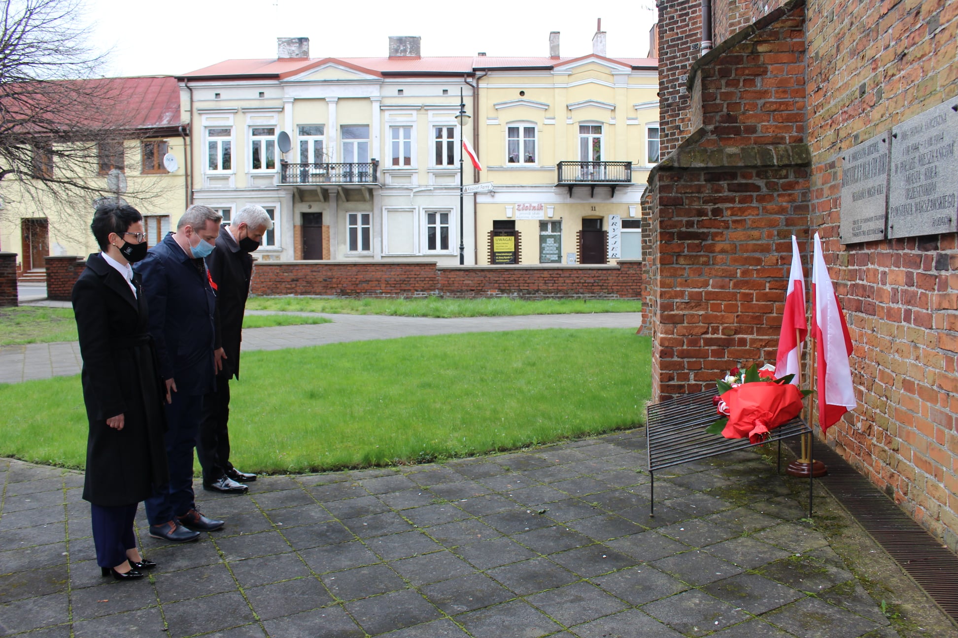 Nurmistrz Krzysztof Witkowski, wiceburmistrz Lech Brzeziński i sekretarz Monika Ciesielska.