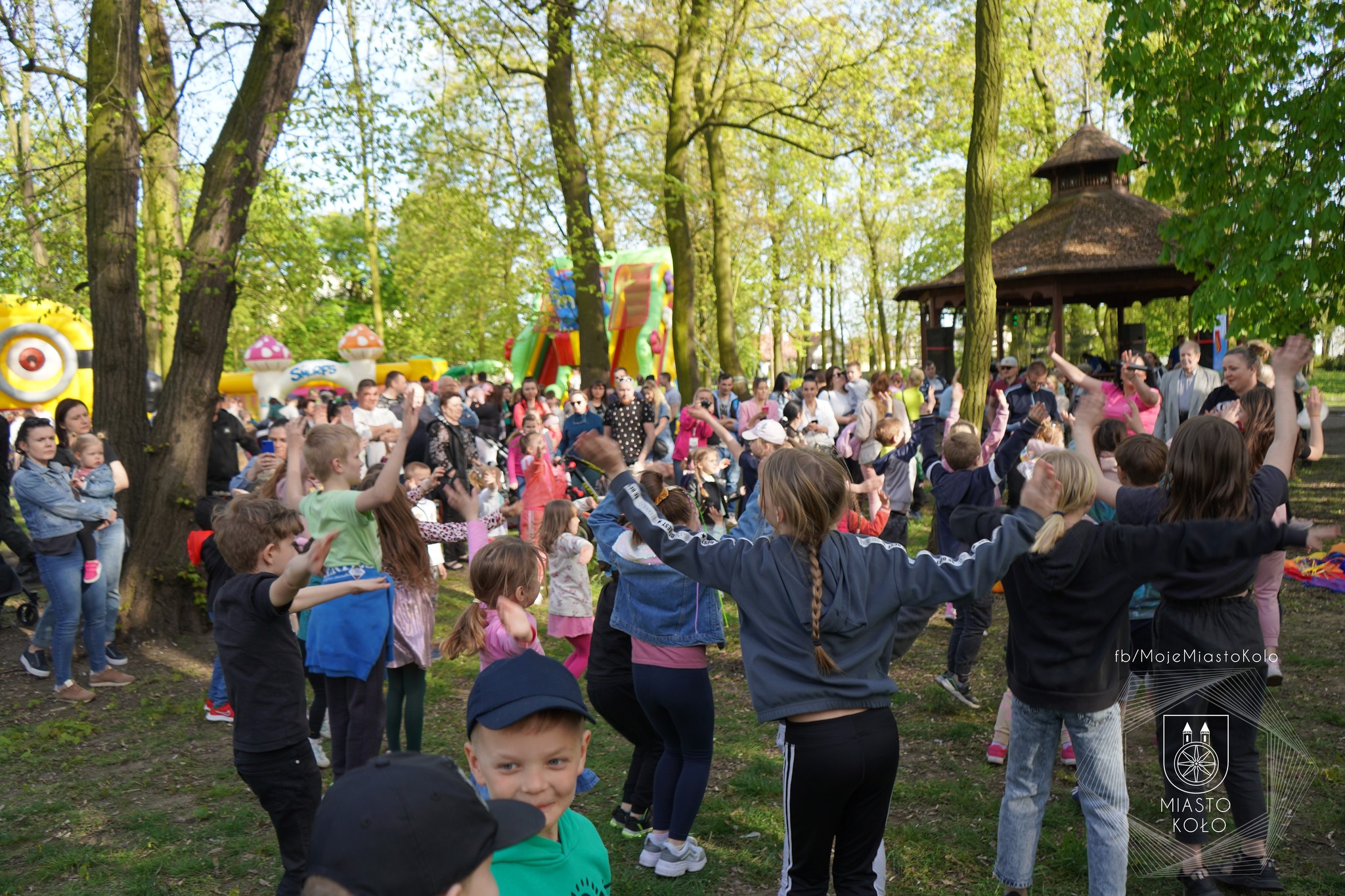 Dzieci bawiące się podczas Kolskiej Majówki