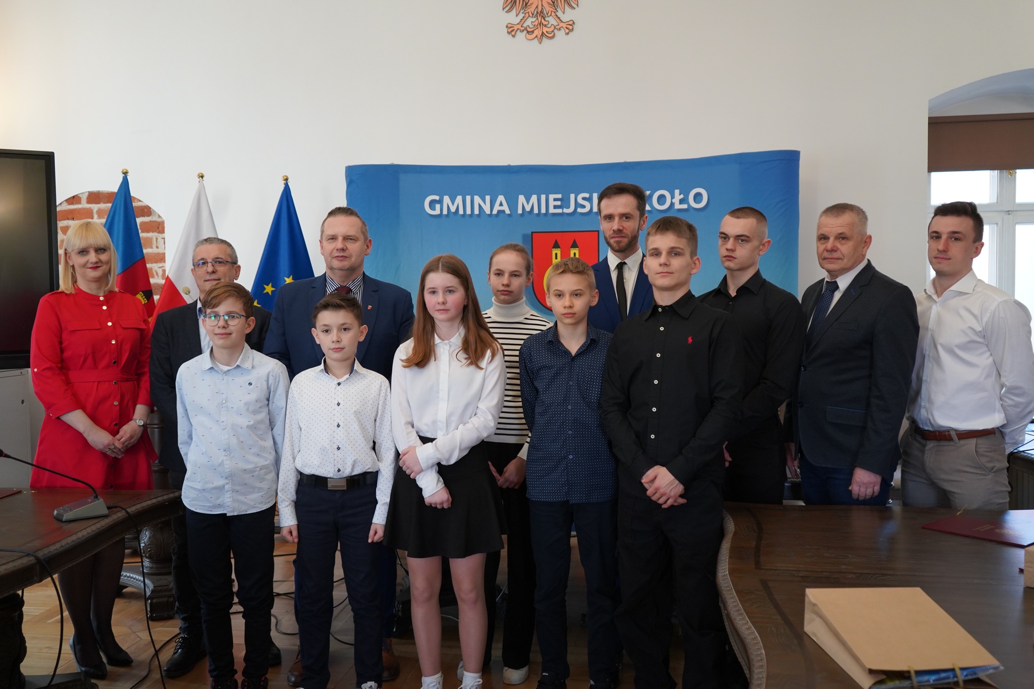 Burmistrz Koła Krzysztof Witkowski z kolskimi trenerami i sportowcami