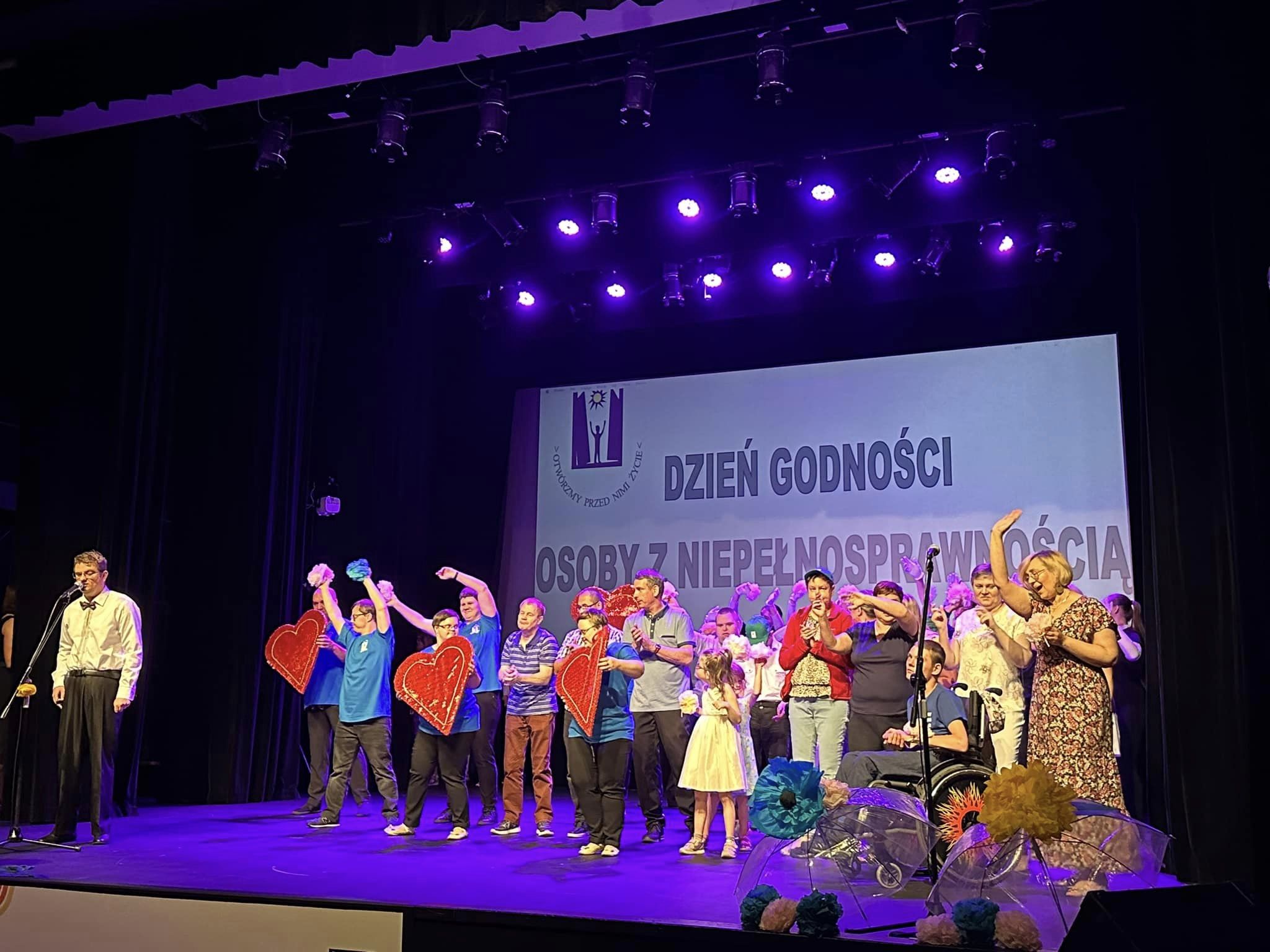 Chłopcy i dziewczęta tańczą na scenie, Dzień Godności Osoby z Niepełnosprawnością Intelektualną