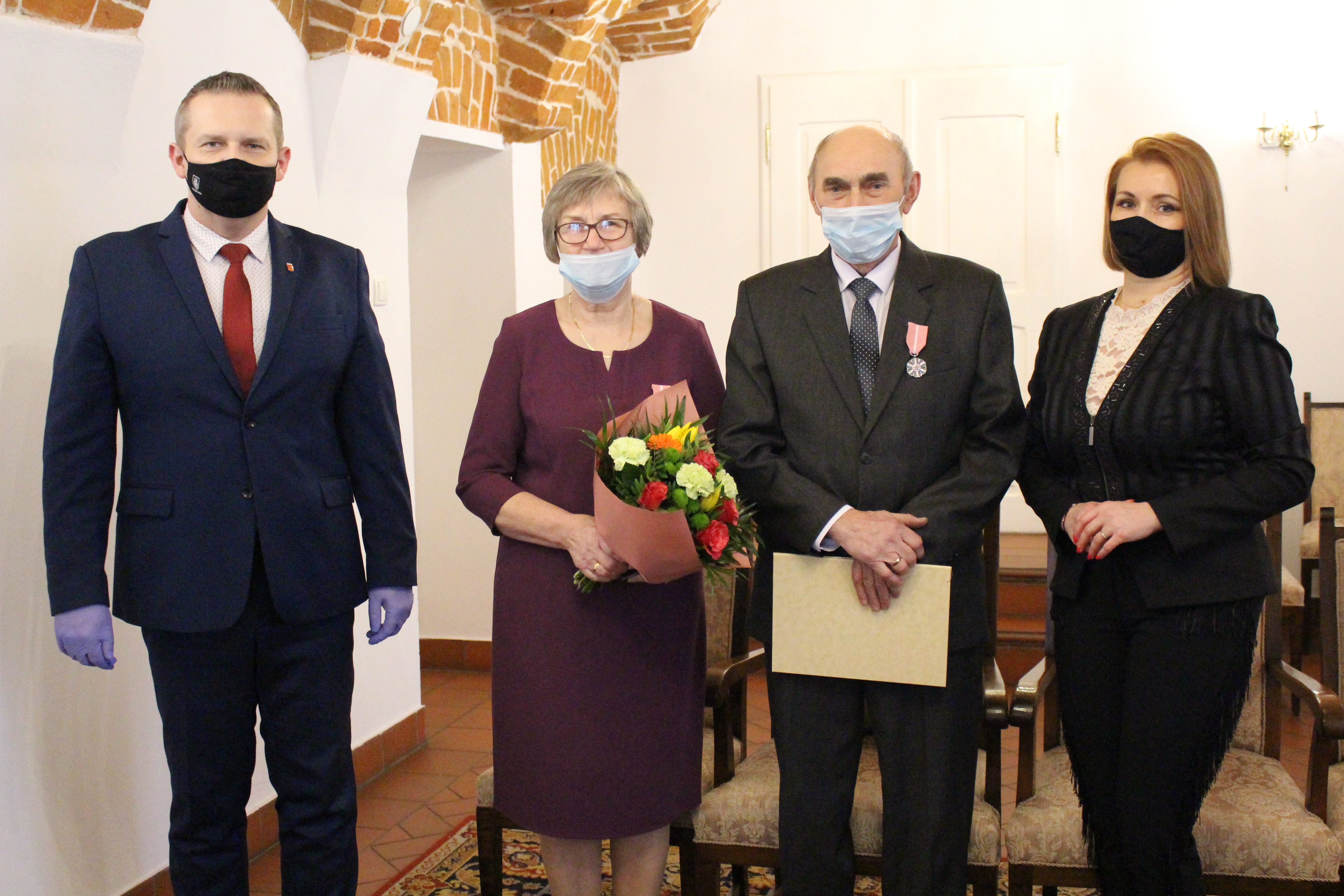 Zdjęcie przedstawia Jubilatów wraz z Burmistrzem i Kierownikiem USC w Kole.