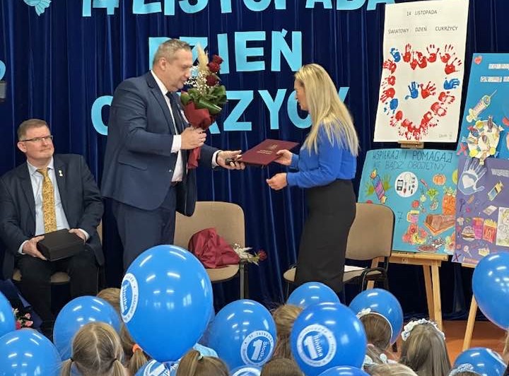 Burmistrz Miasta Koła Krzysztof Witkowski wręcza kwiaty nauczycielce Przedszkola Miejskiego nr 1