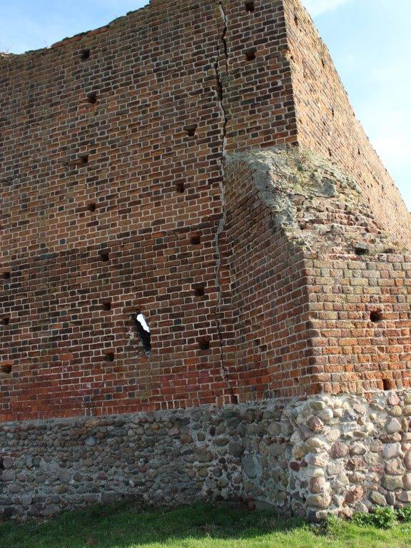 Zdjęcie przedstawia fragment muru kolskiego zamku